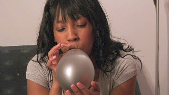 Nela blows up balloon naked