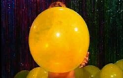 zuz and balloon